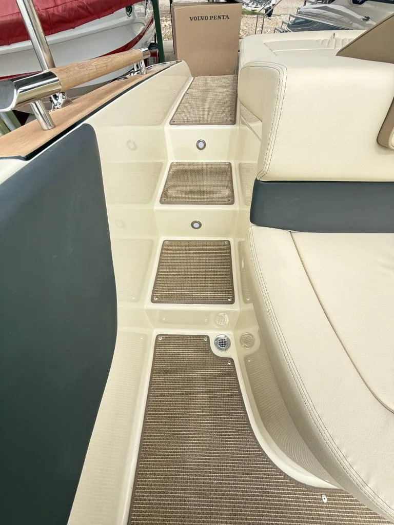 Slide: The Image of Chris-Craft SPORTSTER 25 MR 2026 - 10