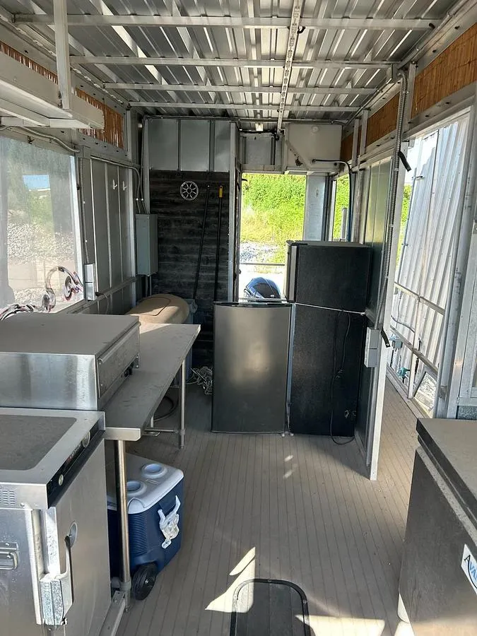 Slide: The Image of Custom Food/Delivery Boat Pontoon/Tritoon Food/Delivery 2021 - 3