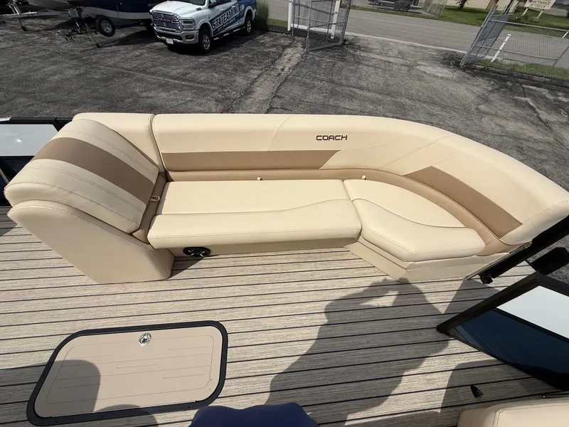 Slide: The Image of Coach Pontoons 263 REC 2023 - 10