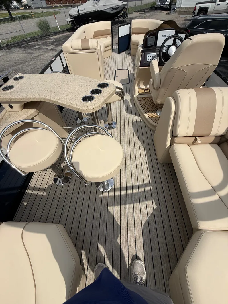 Slide: The Image of Coach Pontoons 263 REC 2023 - 11