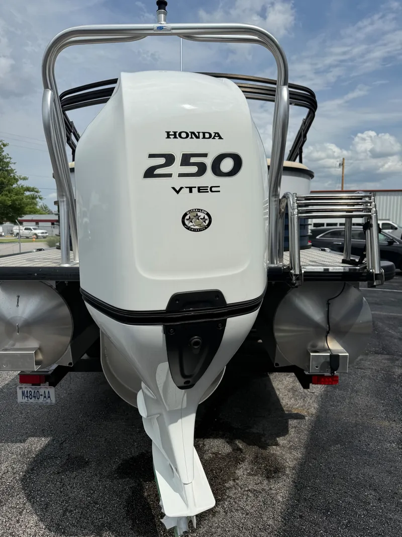 Slide: The Image of Coach Pontoons 263 REC 2023 - 3
