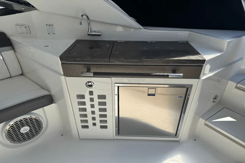 Slide: The Image of Sea Ray SLX 350 OB 2017 - 11