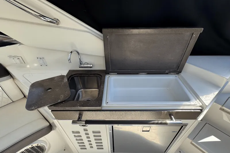 Slide: The Image of Sea Ray SLX 350 OB 2017 - 12
