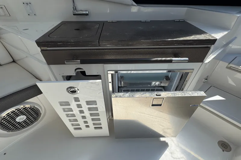 Slide: The Image of Sea Ray SLX 350 OB 2017 - 14