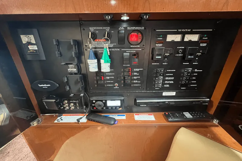 Slide: The Image of Sea Ray 350 SUNDANCER 2014 - 38