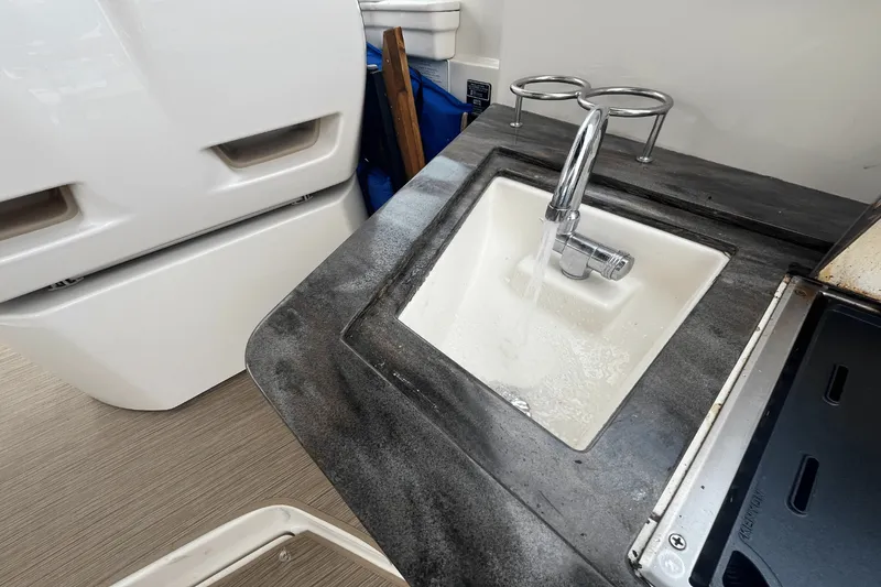 Slide: The Image of Sea Ray 350 SUNDANCER 2014 - 21