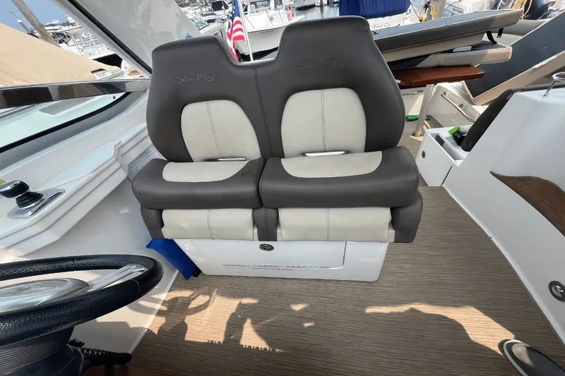 Slide: The Image of Sea Ray 350 SUNDANCER 2014 - 24