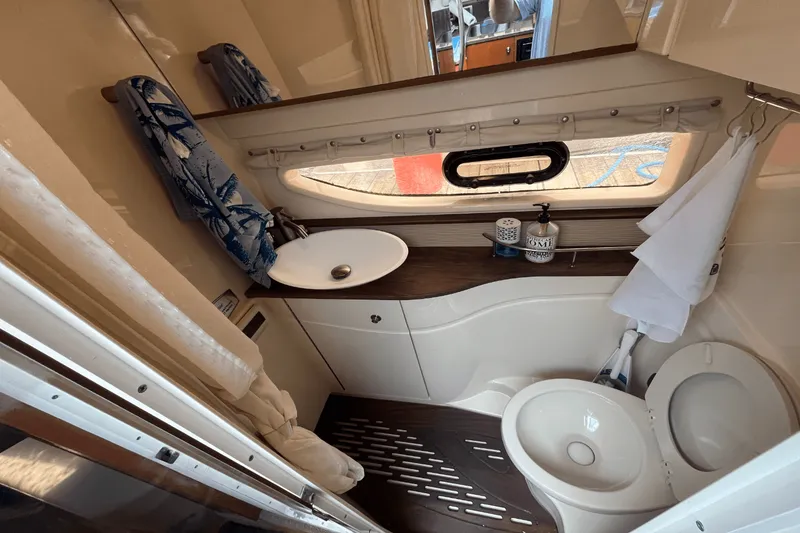 Slide: The Image of Sea Ray 350 SUNDANCER 2014 - 45