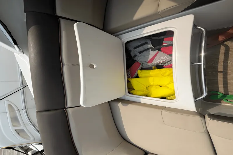 Slide: The Image of Sea Ray 350 SUNDANCER 2014 - 17