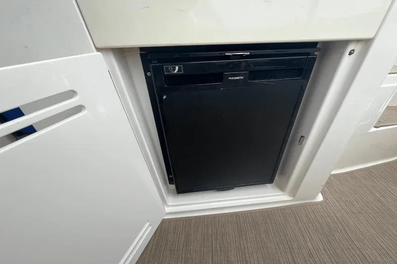 Slide: The Image of Sea Ray 350 SUNDANCER 2014 - 21