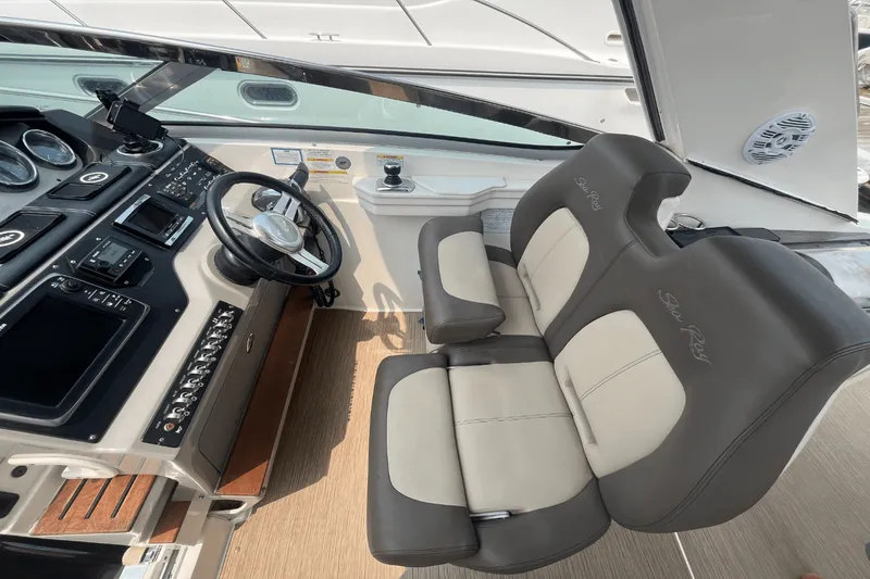 Slide: The Image of Sea Ray 350 SUNDANCER 2014 - 25