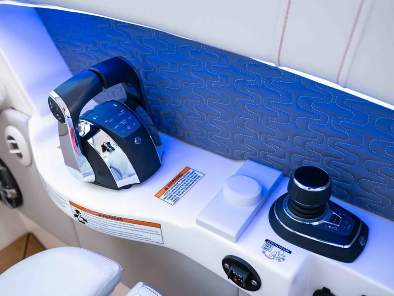 Slide: The Image of Sea Ray 350 SLX 2021 - 16