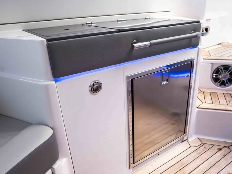 Slide: The Image of Sea Ray 350 SLX 2021 - 26