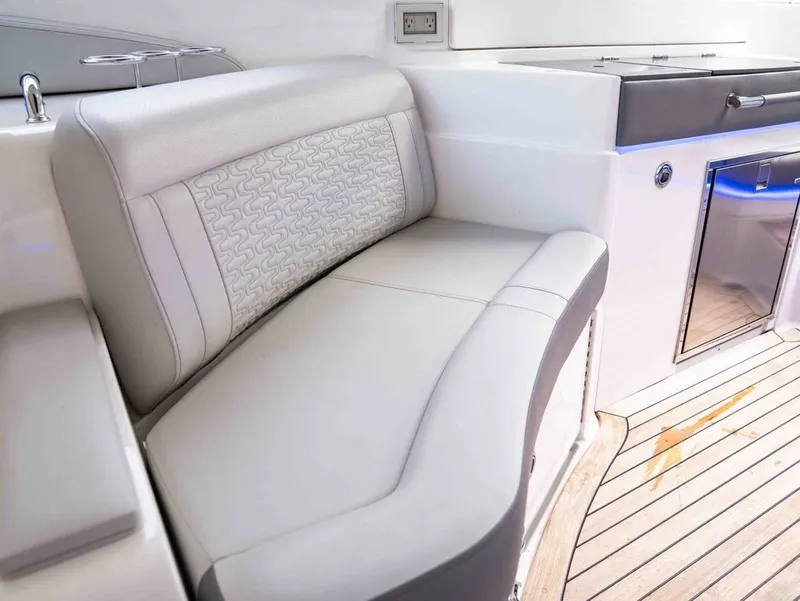 Slide: The Image of Sea Ray 350 SLX 2021 - 24