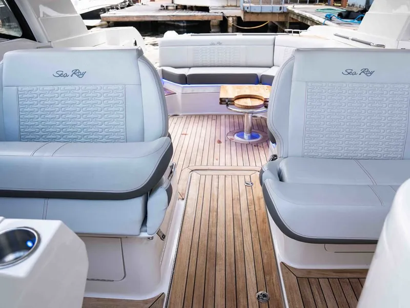 Slide: The Image of Sea Ray 350 SLX 2021 - 21