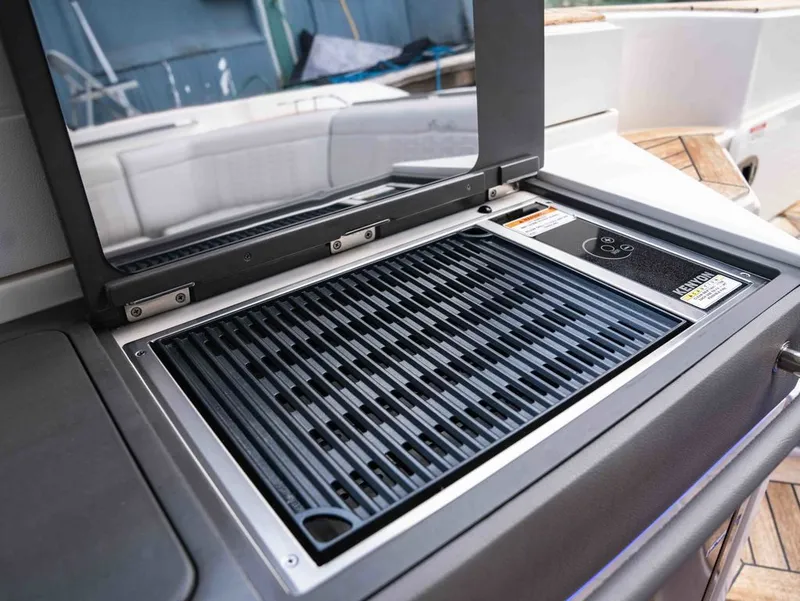 Slide: The Image of Sea Ray 350 SLX 2021 - 27