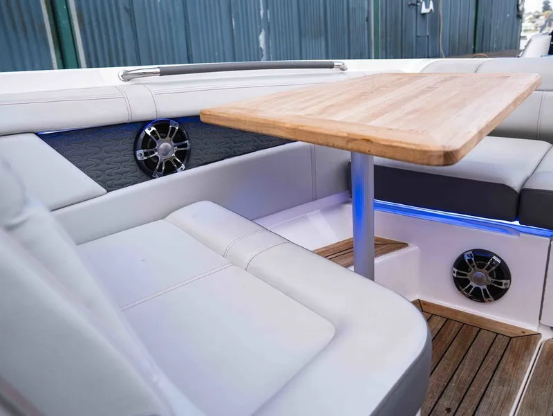 Slide: The Image of Sea Ray 350 SLX 2021 - 18
