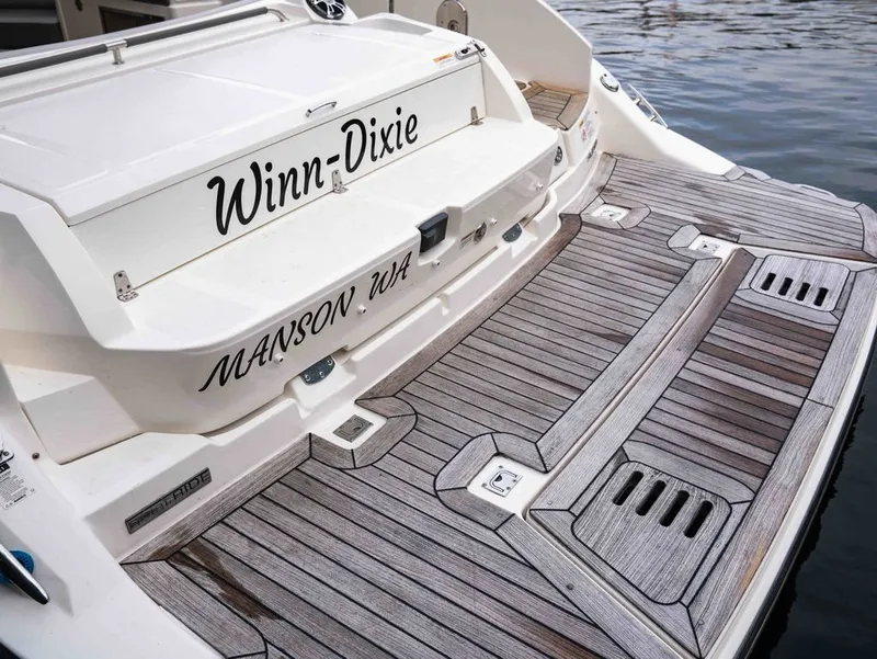 Slide: The Image of Sea Ray 350 SLX 2021 - 10