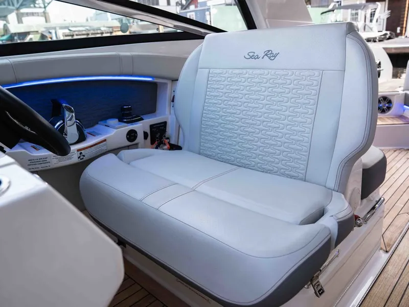 Slide: The Image of Sea Ray 350 SLX 2021 - 22