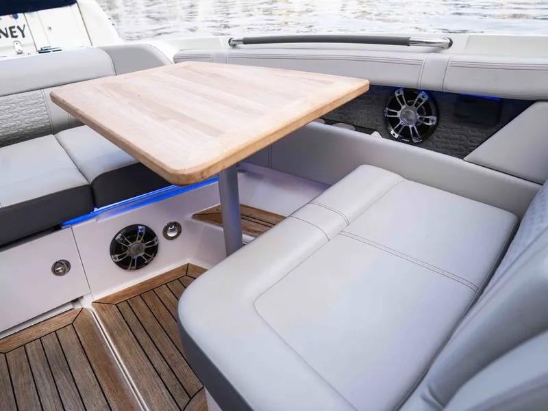 Slide: The Image of Sea Ray 350 SLX 2021 - 19