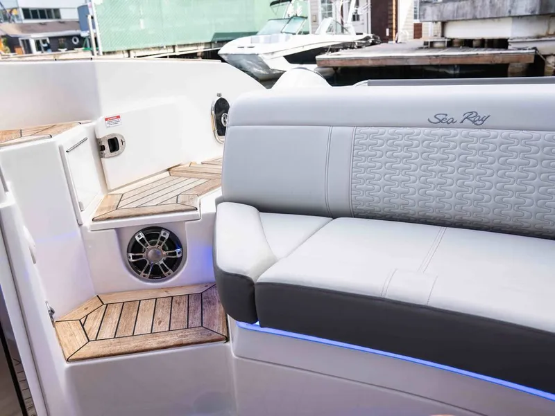 Slide: The Image of Sea Ray 350 SLX 2021 - 28