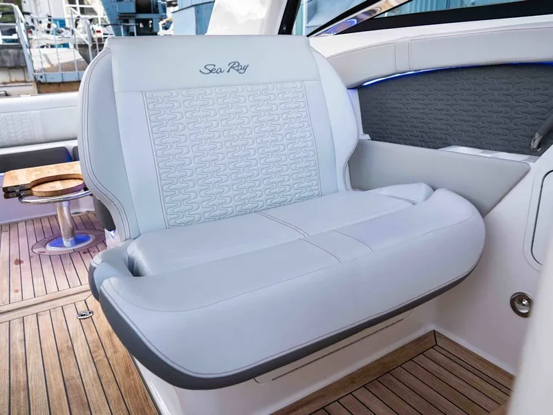 Slide: The Image of Sea Ray 350 SLX 2021 - 23
