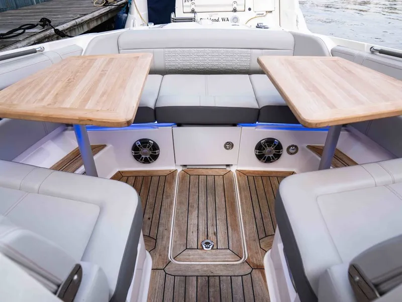 Slide: The Image of Sea Ray 350 SLX 2021 - 17
