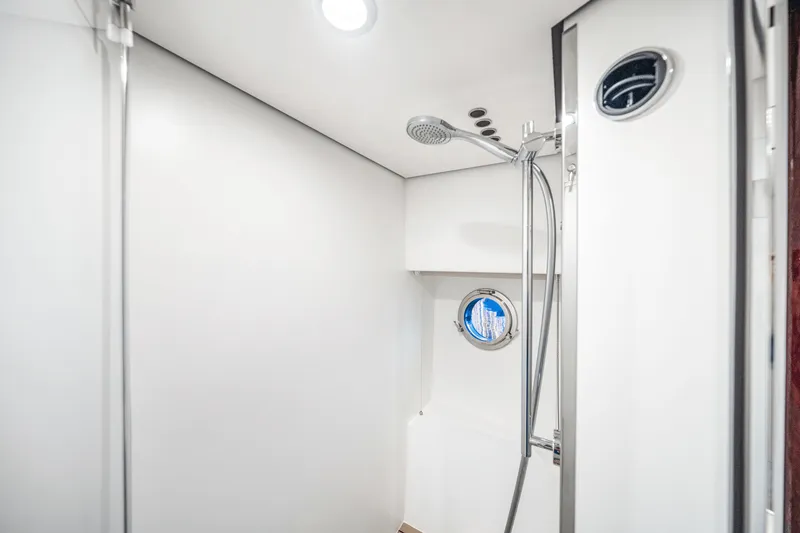 Slide: The Image of Azimut 60 FLYBRIDGE 2021 - 16