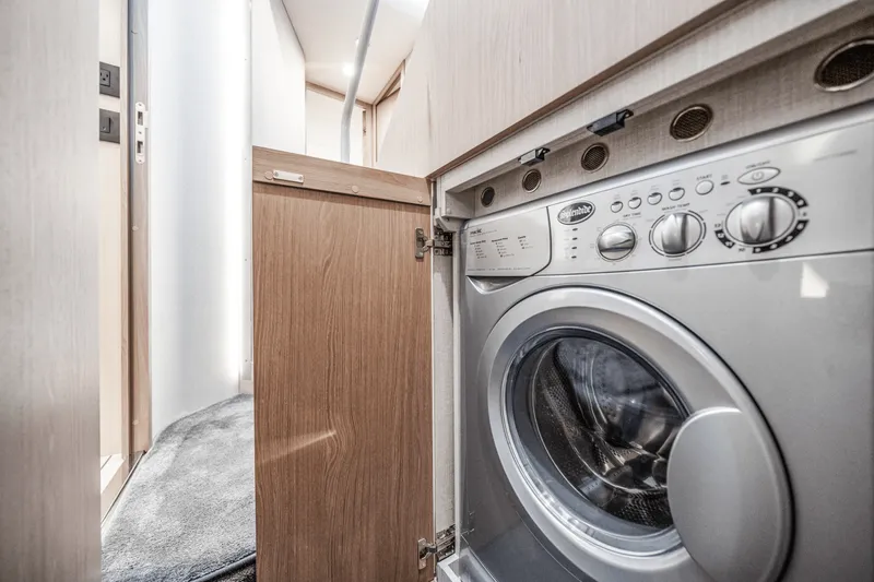 Slide: The Image of Azimut 60 FLYBRIDGE 2021 - 28