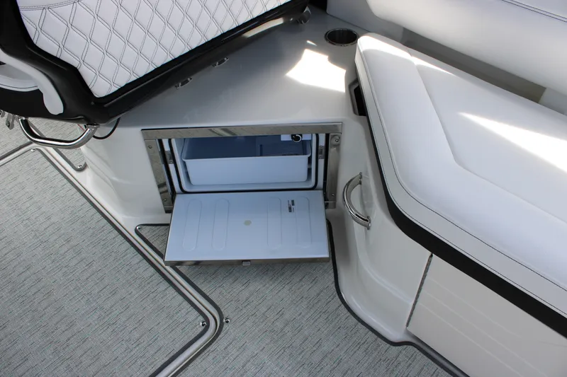 Slide: The Image of Sea Ray SLX 280 Outboard 2027 - 42