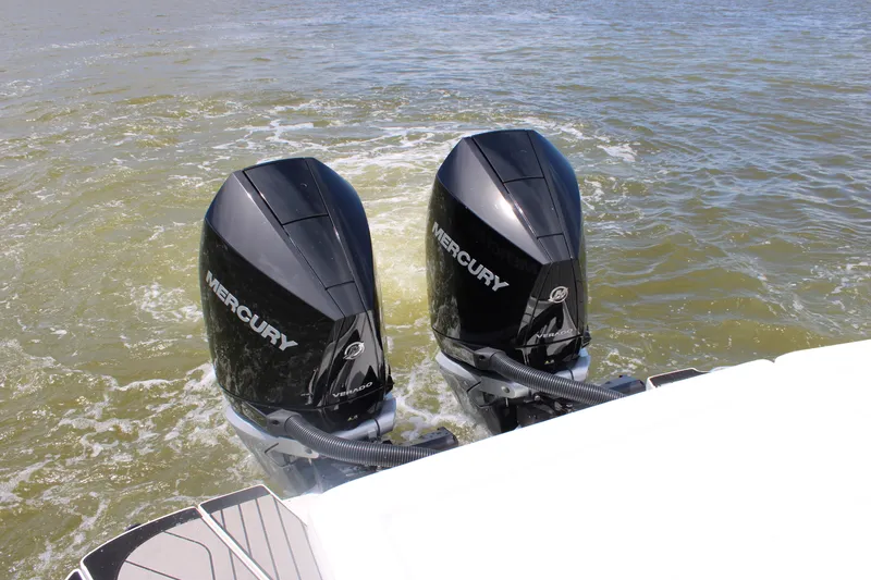 Slide: The Image of Sea Ray SLX 280 Outboard 2027 - 49