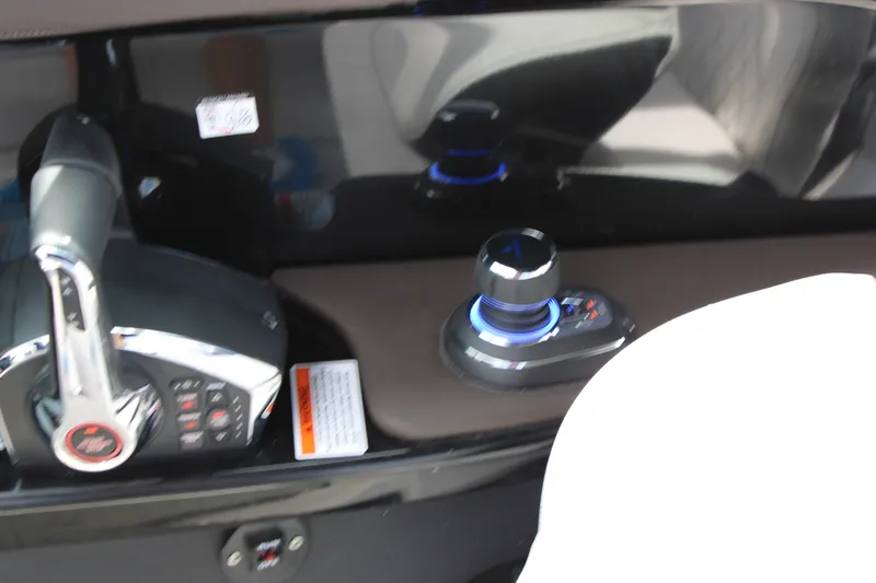 Slide: The Image of Sea Ray SLX 280 Outboard 2027 - 23