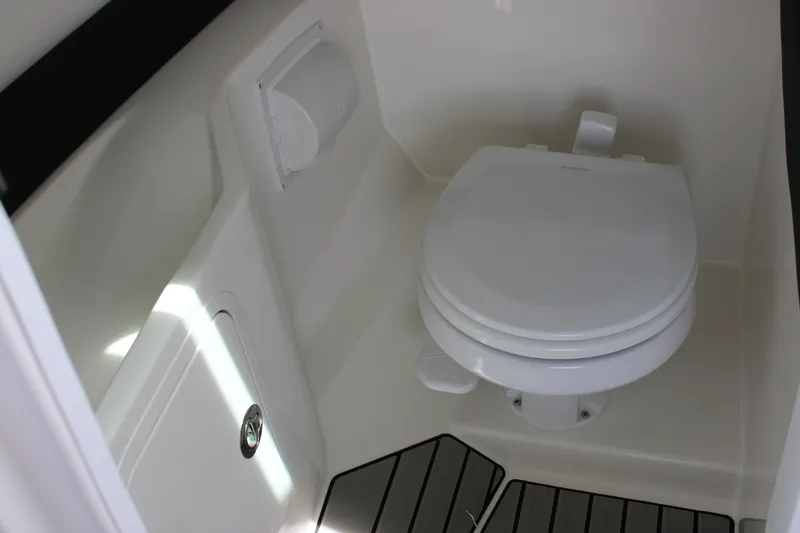 Slide: The Image of Sea Ray SLX 280 Outboard 2027 - 32