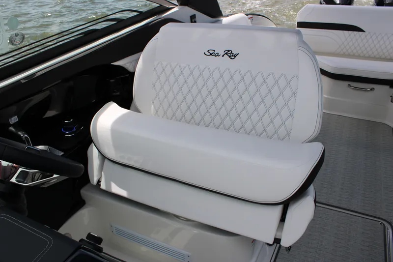 Slide: The Image of Sea Ray SLX 280 Outboard 2027 - 25