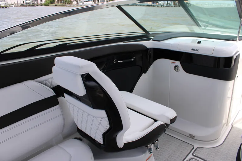 Slide: The Image of Sea Ray SLX 280 Outboard 2027 - 14