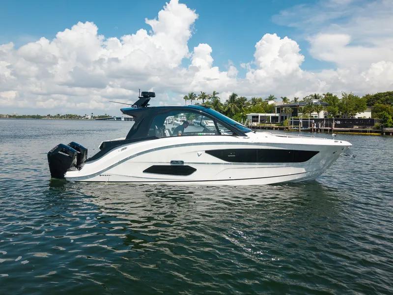 The Image of Sea Ray Sundancer 370 Outboard 2026 - 0