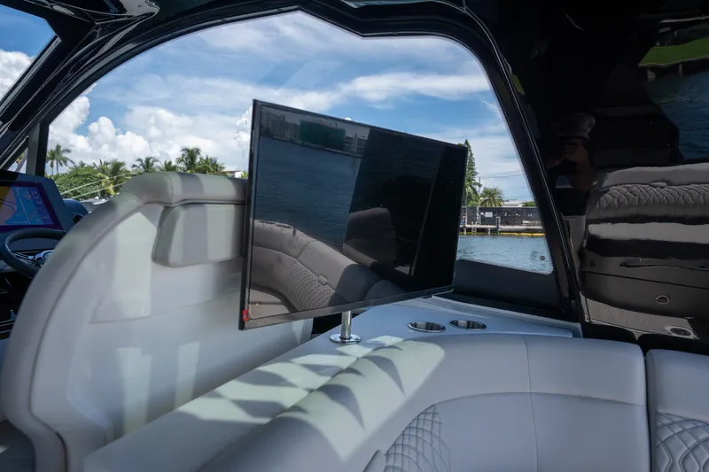 Slide: The Image of Sea Ray Sundancer 370 Outboard 2026 - 33