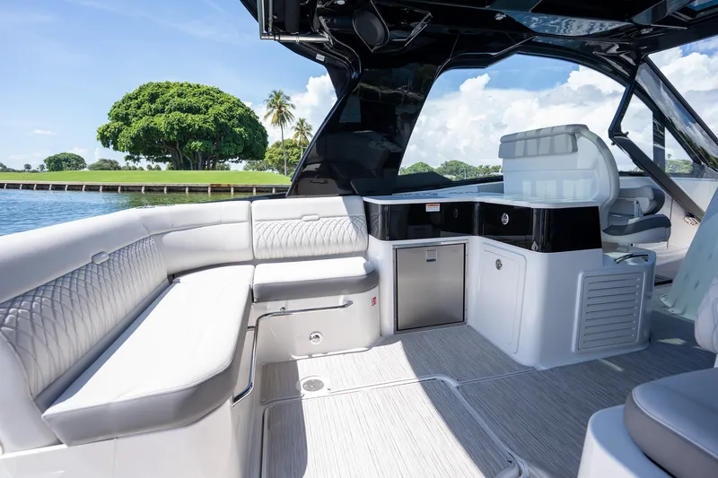 Slide: The Image of Sea Ray Sundancer 370 Outboard 2026 - 12