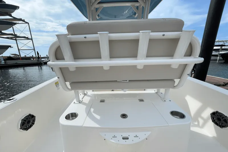 Slide: The Image of Boston Whaler 220 Dauntless 2026 - 10