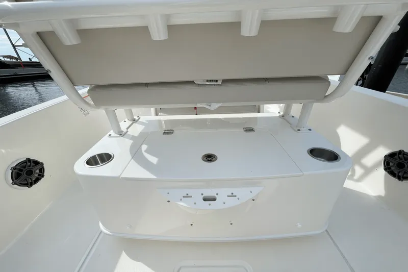 Slide: The Image of Boston Whaler 220 Dauntless 2026 - 11