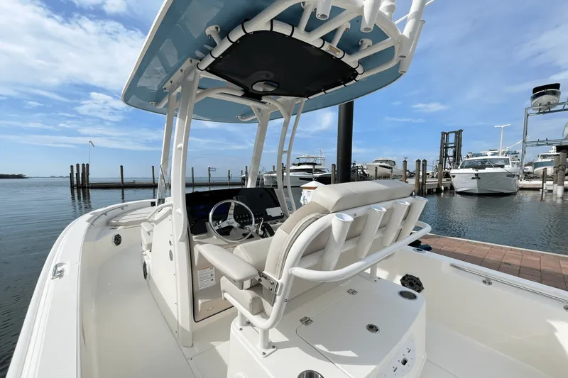 Slide: The Image of Boston Whaler 220 Dauntless 2026 - 13