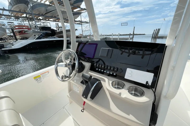 Slide: The Image of Boston Whaler 220 Dauntless 2026 - 15