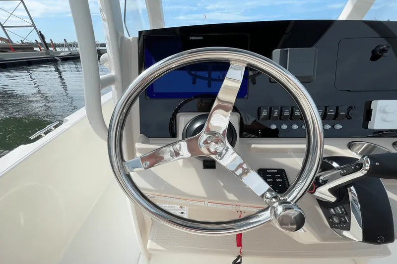 Slide: The Image of Boston Whaler 220 Dauntless 2026 - 16