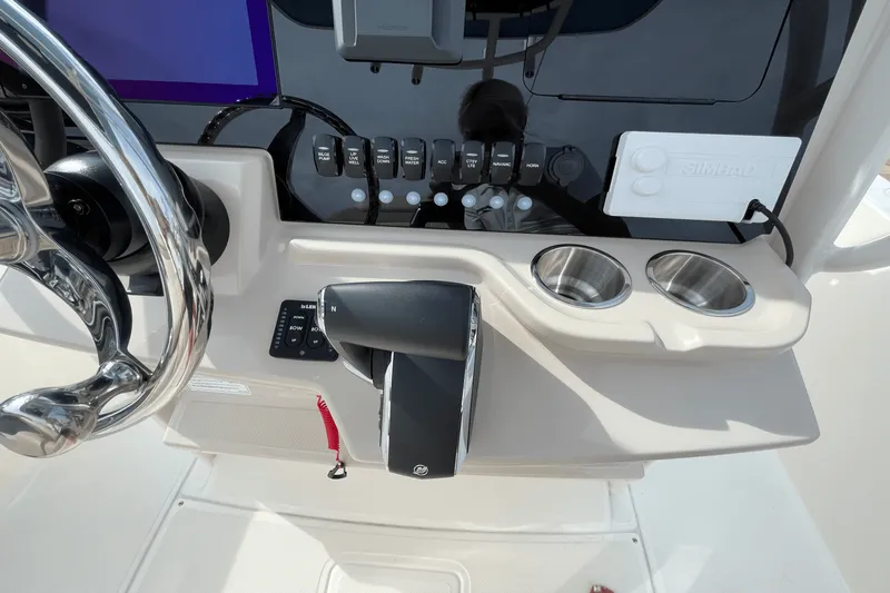 Slide: The Image of Boston Whaler 220 Dauntless 2026 - 17