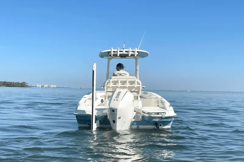 Slide: The Image of Boston Whaler 220 Dauntless 2026 - 5