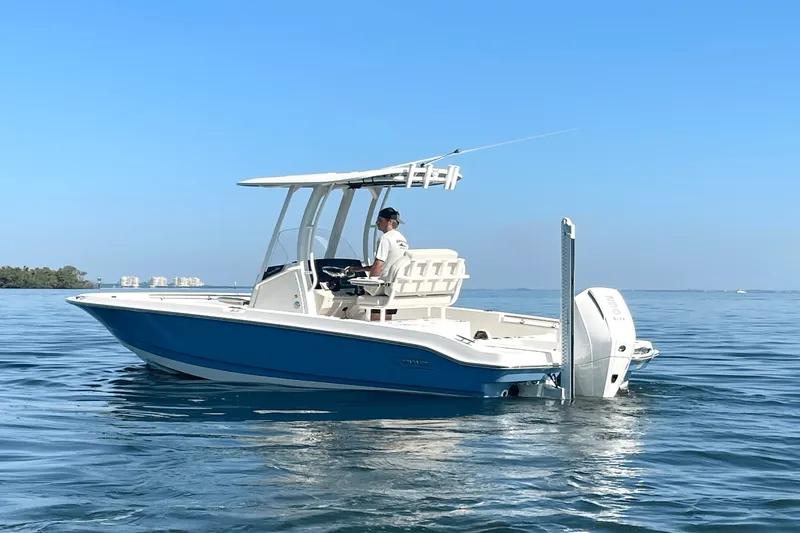 Slide: The Image of Boston Whaler 220 Dauntless 2026 - 6