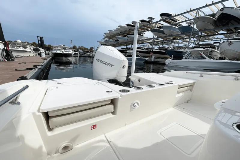 Slide: The Image of Boston Whaler 220 Dauntless 2026 - 7