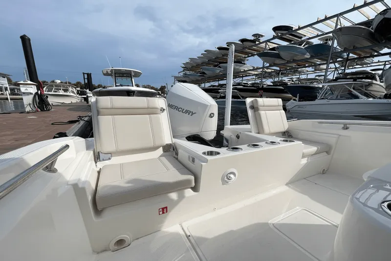 Slide: The Image of Boston Whaler 220 Dauntless 2026 - 8