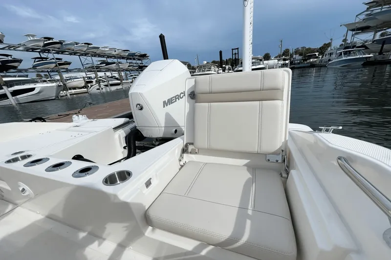 Slide: The Image of Boston Whaler 220 Dauntless 2026 - 9