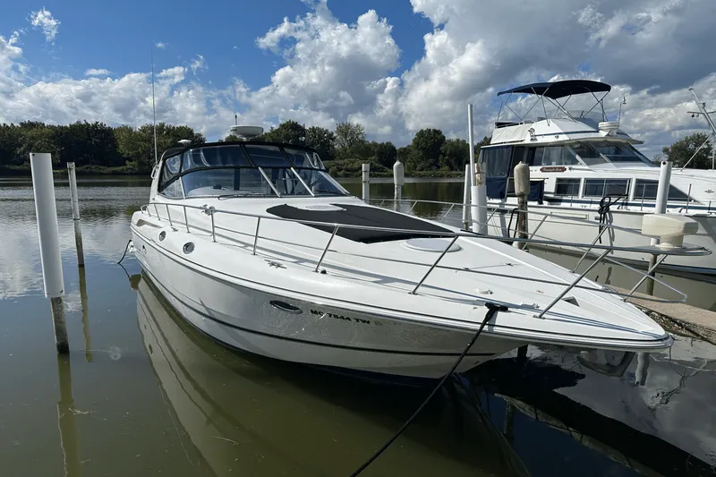 The Image of Cruisers Yachts 3870 2000 - 0